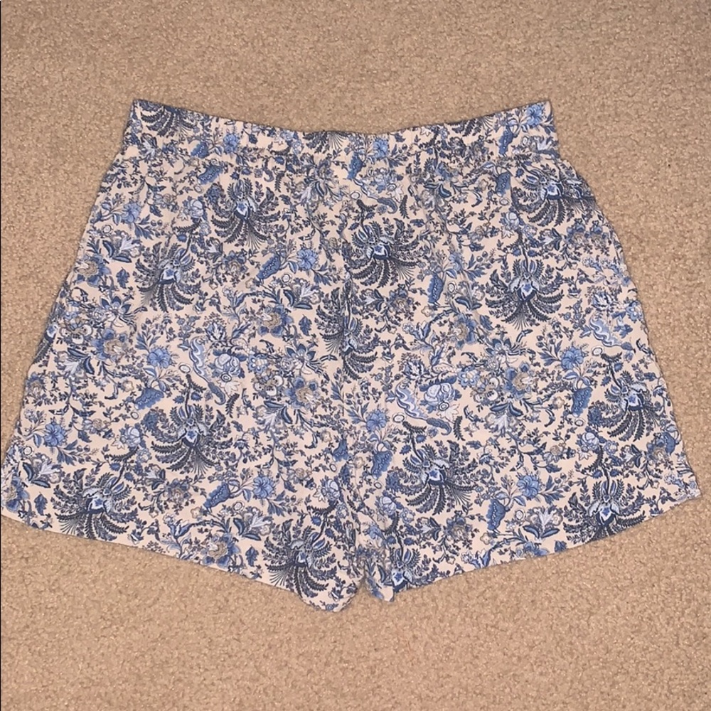 H & M Floral Pattern Flowy Shorts - Picture 2 of 4